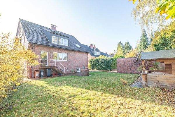 Kinder freuen sich über die Rasen-Spielfläche