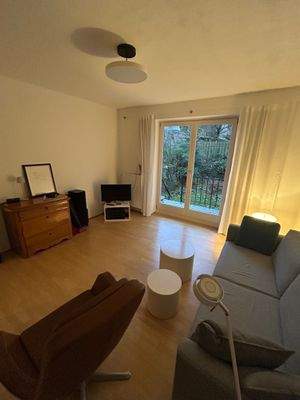 Wohnzimmer mit Zugang zum Balkon