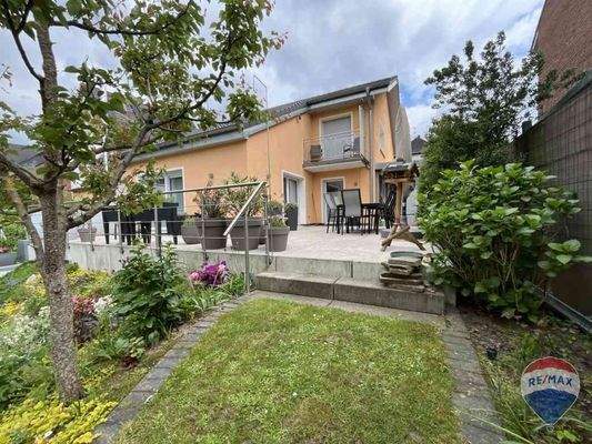 Garten mit Blick auf Terrasse 