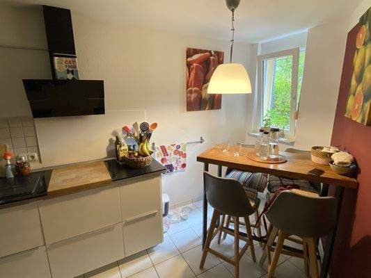 Küche mit Fenster zum Lüften