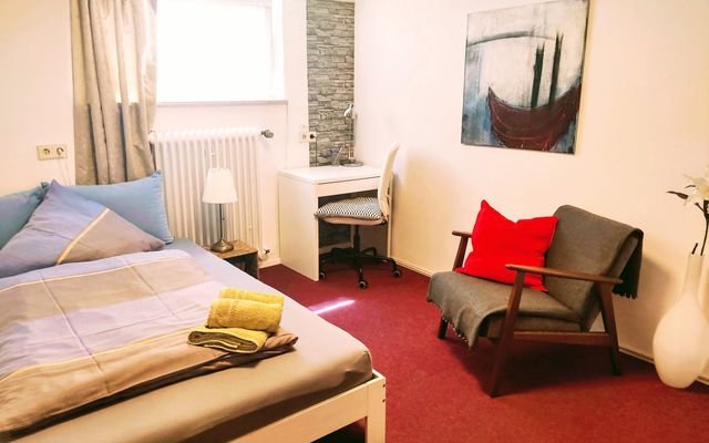 Schlafzimmer mit Arbeitstisch