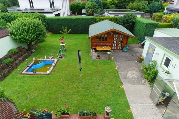 Blick vom Balkon auf den gepflegten Garten.