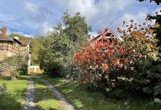 Weg zur Villa mit Garagen