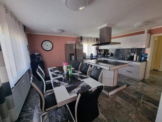 Küche und Essbereich