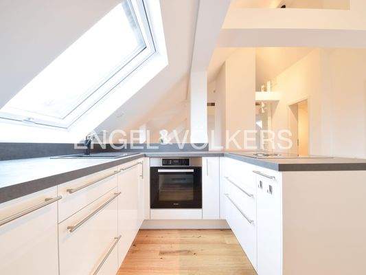 Moderne und neuwertige Einbauküche