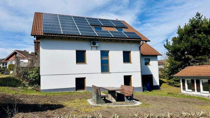 Südansicht mit PV-Anlage 