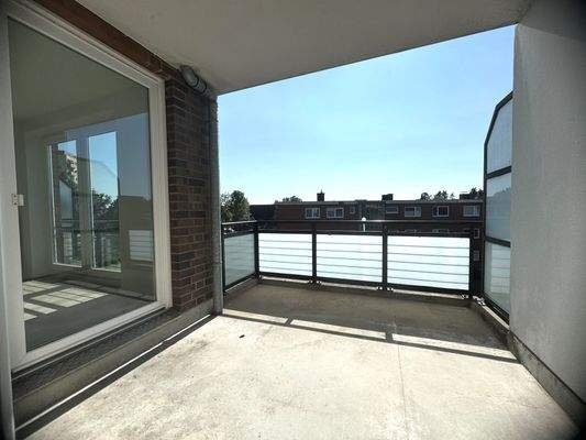 Sonniger, geschützter Balkon gen Süden