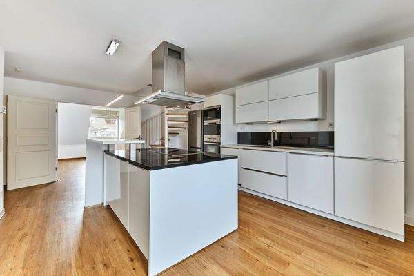 Level 1: Open kitchen with cooking island