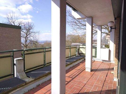 großzügige Loggia mit Teilblick über Göttingen