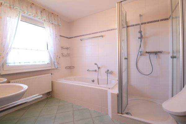 Bad mit Dusche und Wanne