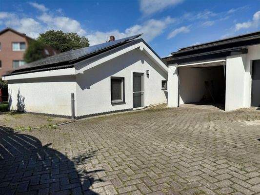 beheiztes Schwimmbad im massiven Nebengebäude