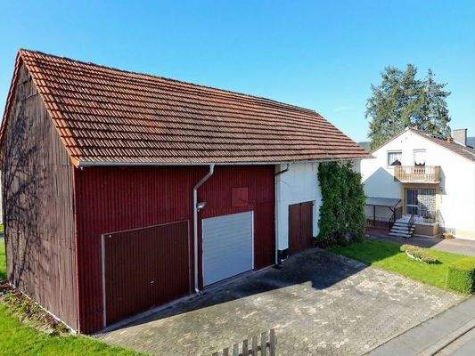 Großzügies Nebengelass mit 3 Garagen