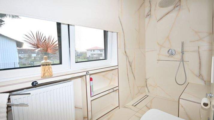 ...mit angrenzenden Duschbad