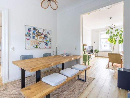 Esszimmer im 1. Obergeschoss mit Zugang zum Balkon