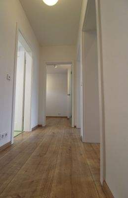 OG Flur Richtung Treppe DG.JPG