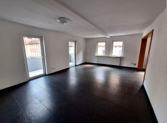 Wohnzimmer mit Balkon, 1. OG