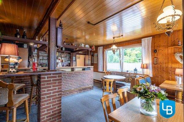 Tresen mit Sitzmöglichkeiten