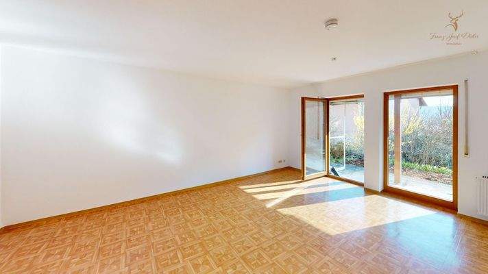 großes helles Wohnzimmer