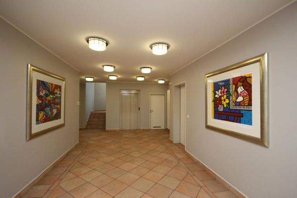 Eingangsbereich + Aufzug