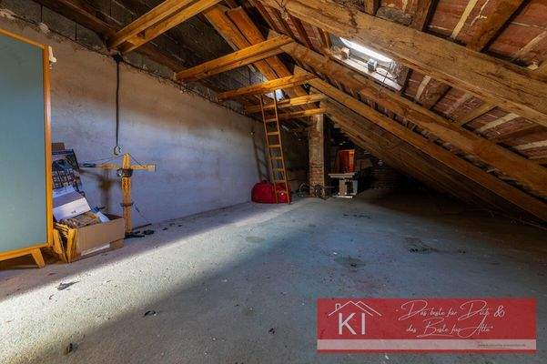 Dachbodenfläche mit zusätzlichen Spitzboden