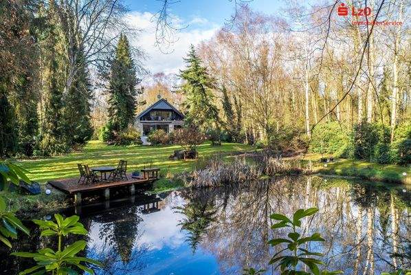 Außenansicht mit Teichanlage