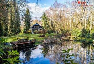 Außenansicht mit Teichanlage