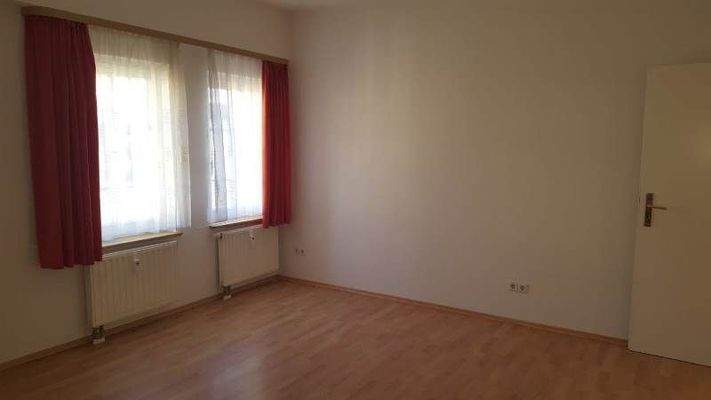 Leeres Zimmer mit Fenster