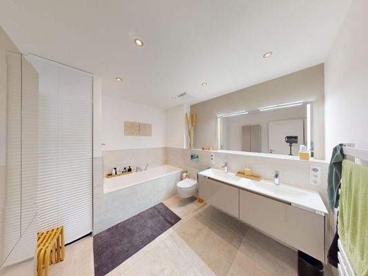 Bad mit Wanne und Waschmaschinenanschluss