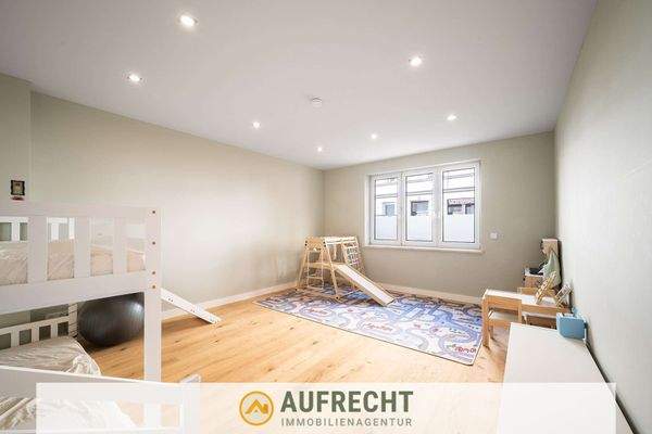 geräumiges, helles Kinderzimmer