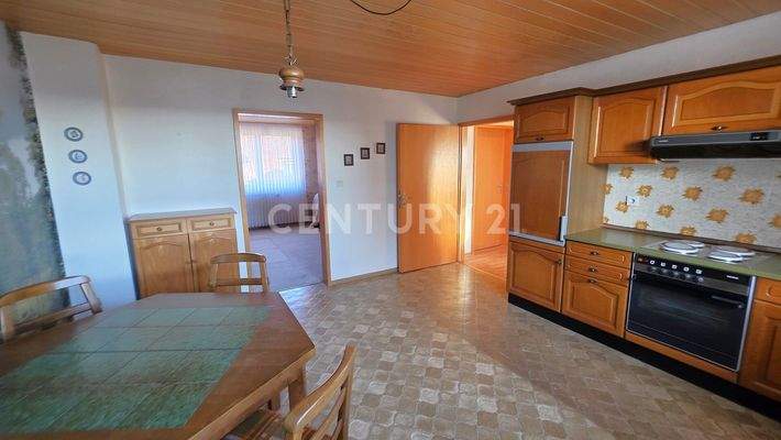 Gegenseite der Küche mit Zugang zum Wohnzimmer