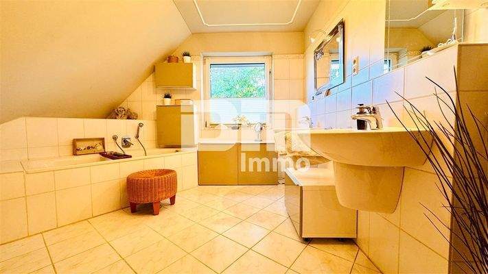 OG / DG Badezimmer / Wanne / Dusche / Doppelw.