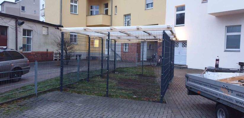 Überdachter Fahrradstellplatz im Hof