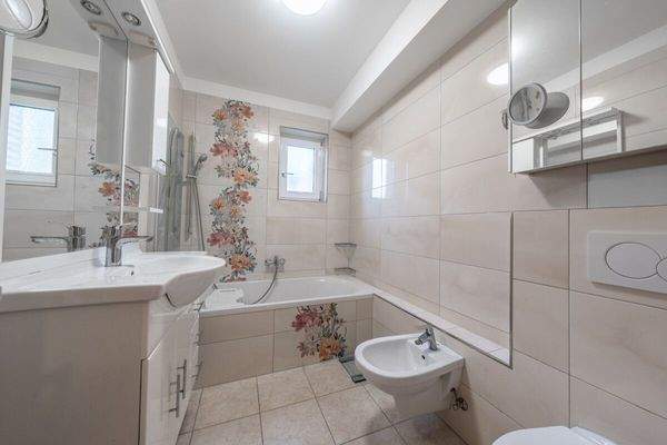 Das Badezimmer der Einheit