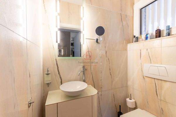 elegantes marmor Gäste-WC im Erdgeschoss