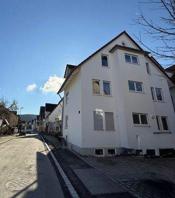 Hausansicht mit Seitenstraße