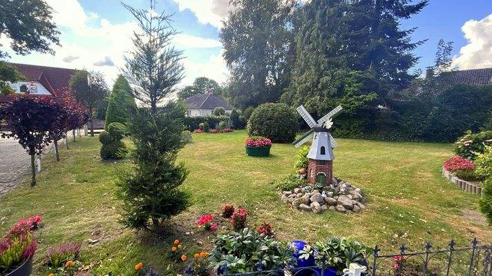 Idyllisch angelegter Gartenbereich vor dem Wohnhaus