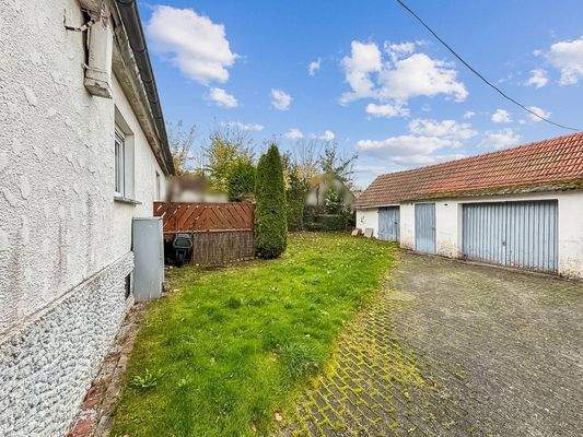 Hof mit Nebengebäude