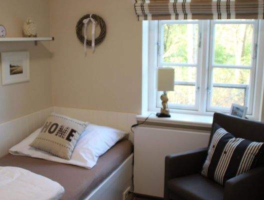 Einzelzimmer mit Einbauschrank