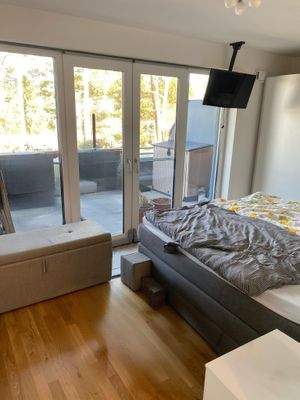 Schlafzimmer mit Zugang zur Dachterrasse (Nord-Westen)