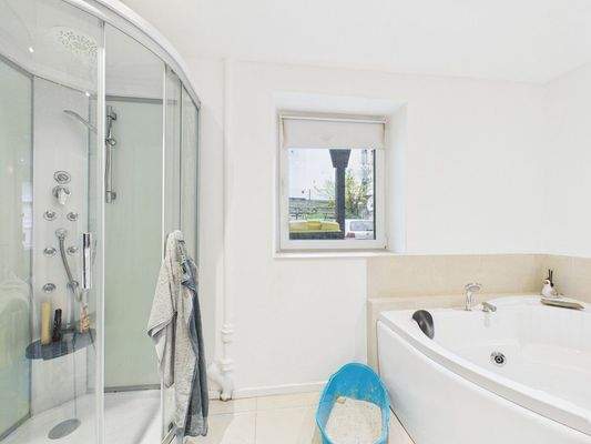 Bad mit Dusche und Eckwanne EG WE1