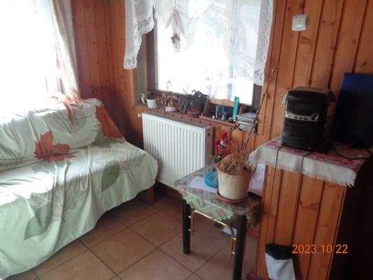 Seite Wohnraum bei Küche mit Fenster