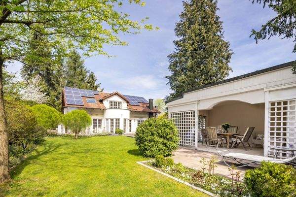 Sonniger, blickgeschützter Garten