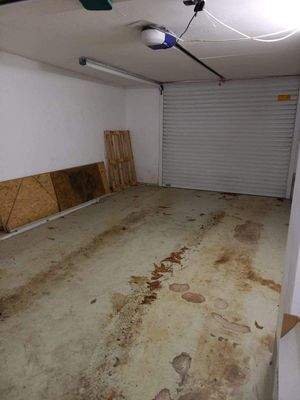 große Garage und Zugang ins Haus