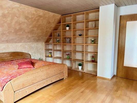 Schlafzimmer mit Einbauregal