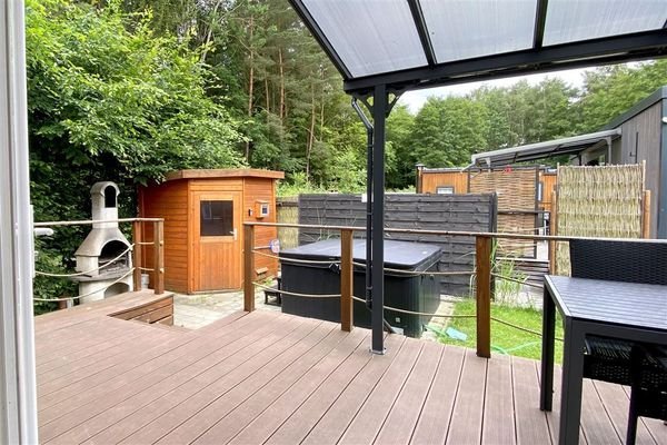 Terrasse mit Sauna und Whirlpool