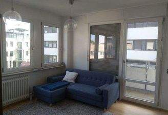 Wohnzimmer mit Ausg.z.Balkon