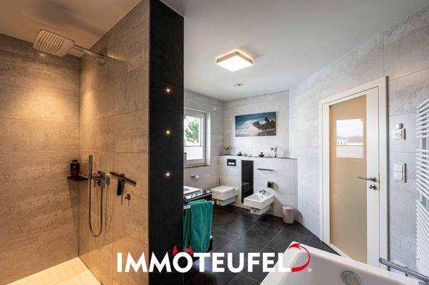 Bad mit Dusche und Wanne