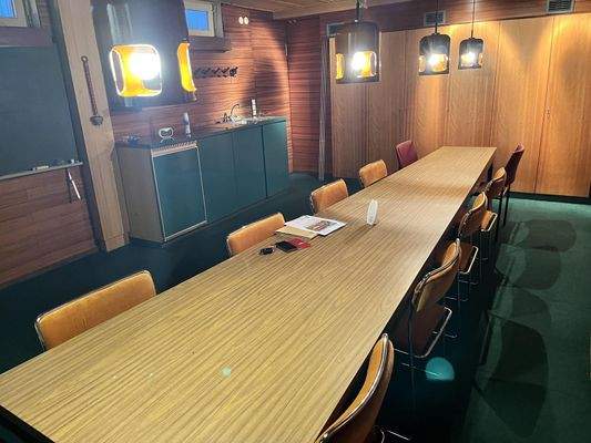 Kegelbahn mit großem Gästetisch