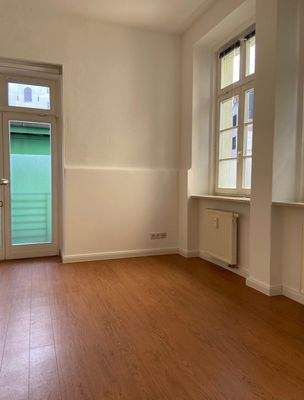 Helles Zimmer mit Holzboden