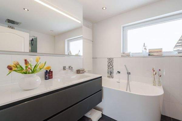 Geräumige Badewanne